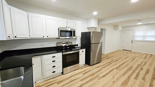 Building Photo - Remodel-Lots of Yard Space-3 Bed/2 Bath