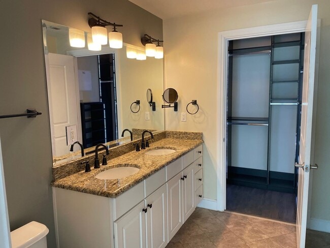 Building Photo - Beautiful Downtown Condo