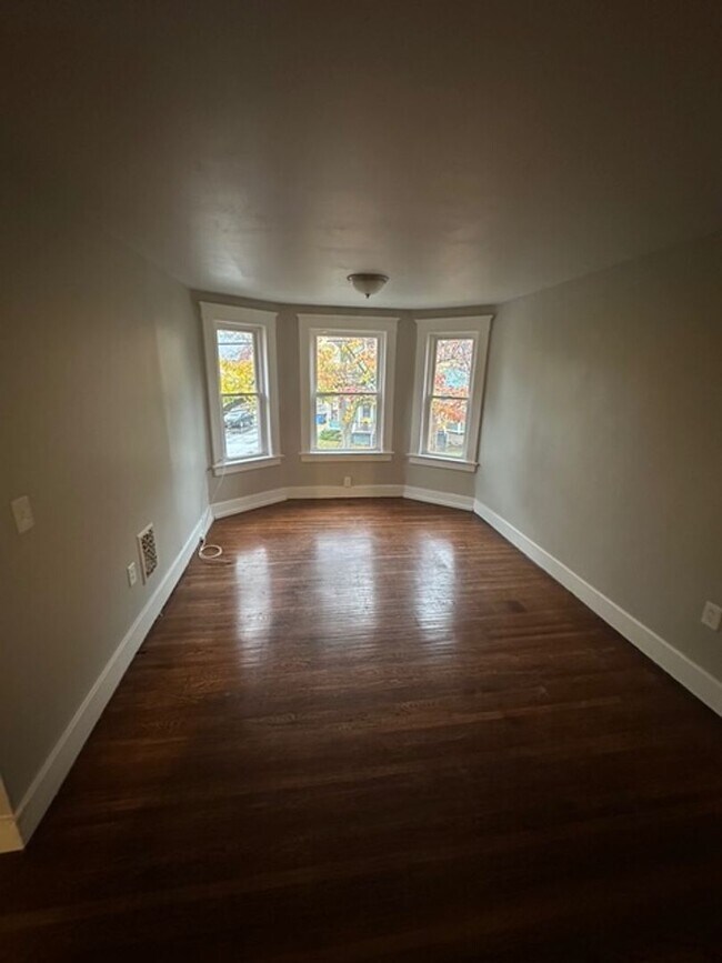 Building Photo - 347 Broadway