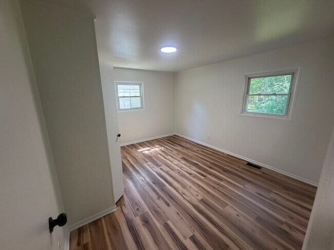 Building Photo - 3932 Bennett Dr