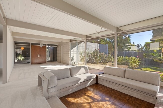 Building Photo - Stunning Mid-Century Modern 4 BR 3 BA with Bonus Room and Office