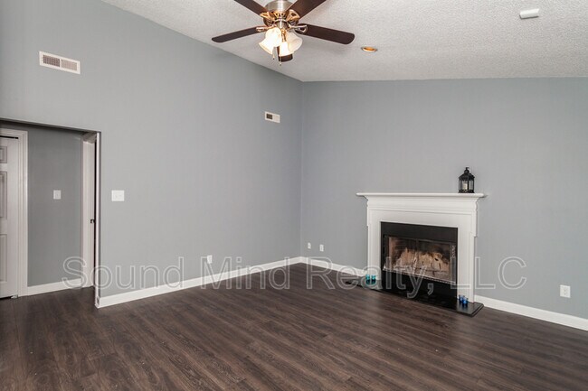 Building Photo - 2113 Tanglewood Rd