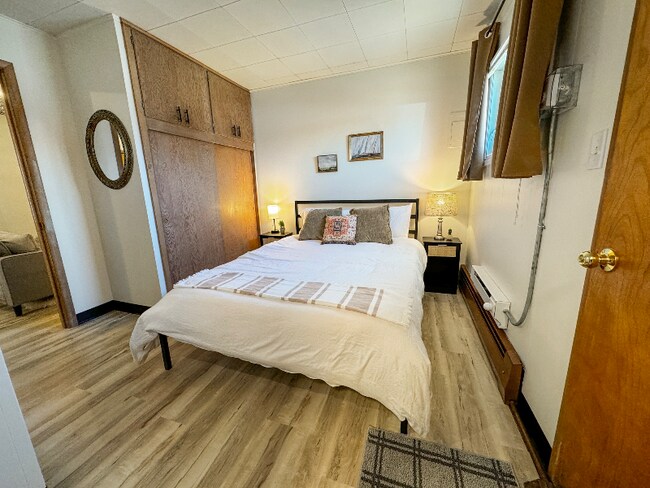 Building Photo - 208 2nd St S