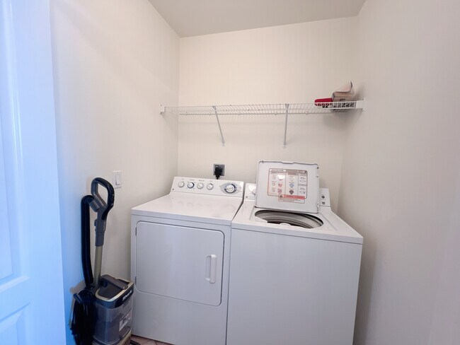Building Photo - 8490 Kingbird Loop
