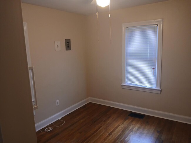 Building Photo - Nice 3 bedroom off of Taylor Blvd