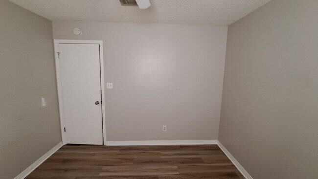 Building Photo - 3 bedroom 2 bath house available for rent!