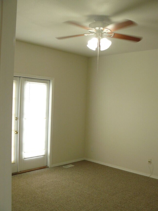 Building Photo - 2 Bedroom, 1.5 Bath Townhome