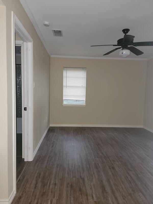 Building Photo - 10556 Rolling Pines Dr