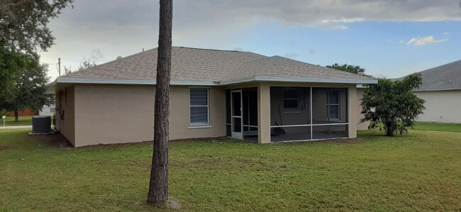 Building Photo - 461 SW Carmelite St