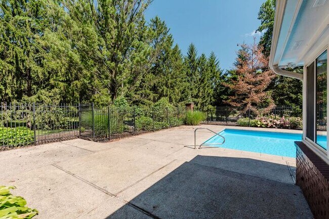 Building Photo - Large Executive Home in Carmel Schools