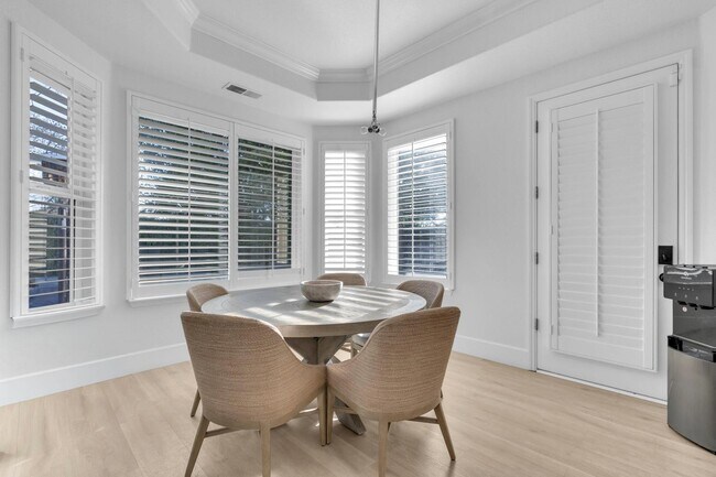 Building Photo - 1103 E Newhall Dr