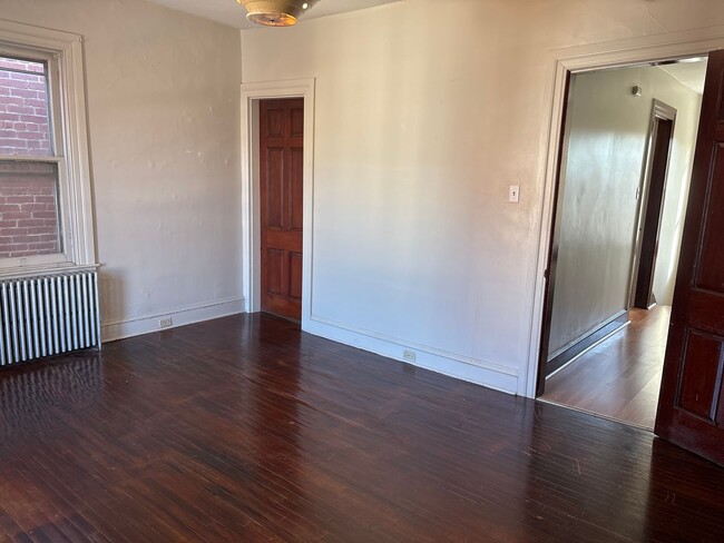 Building Photo - Move In Ready! 4 Bedroom Apartment in York...