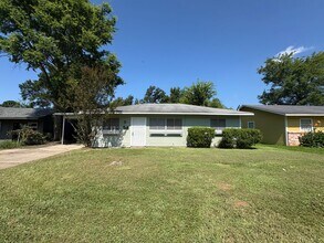 Building Photo - Great 3 bedroom/1 bath home includes gas range and refrigerator!