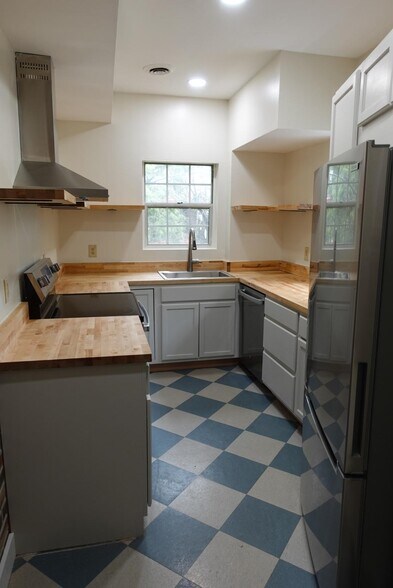 Plenty of natural light with 2 windows - 327 Hudson Ave