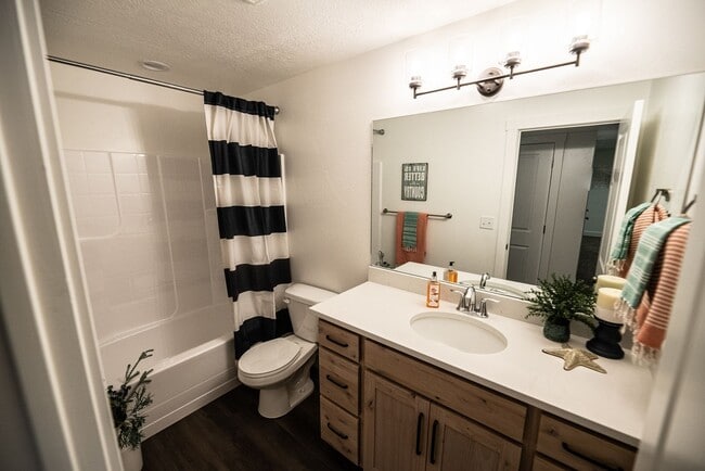 Building Photo - Brand New Luxury 4 Bedroom 2.5 Bath with O...