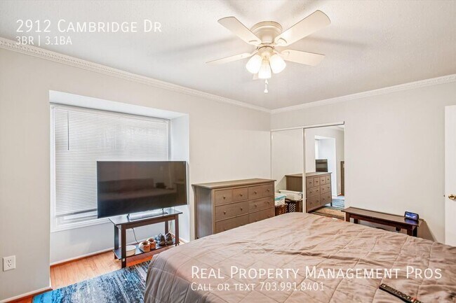 Building Photo - 2912 Cambridge Dr