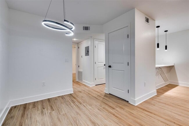 Building Photo - 704 W 21st St