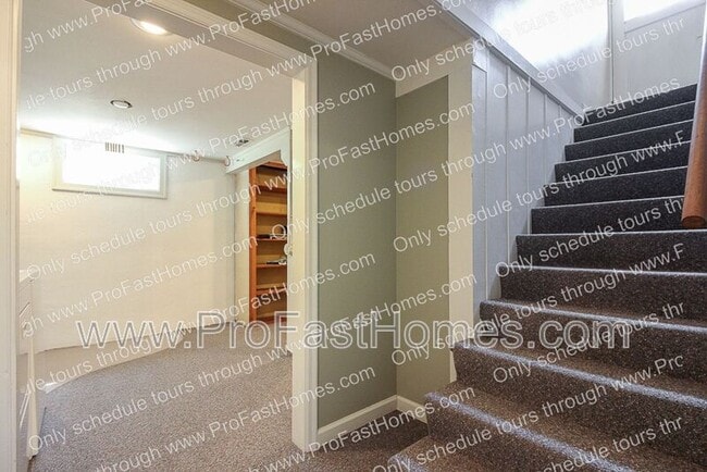 Building Photo - 616 SW Moss St