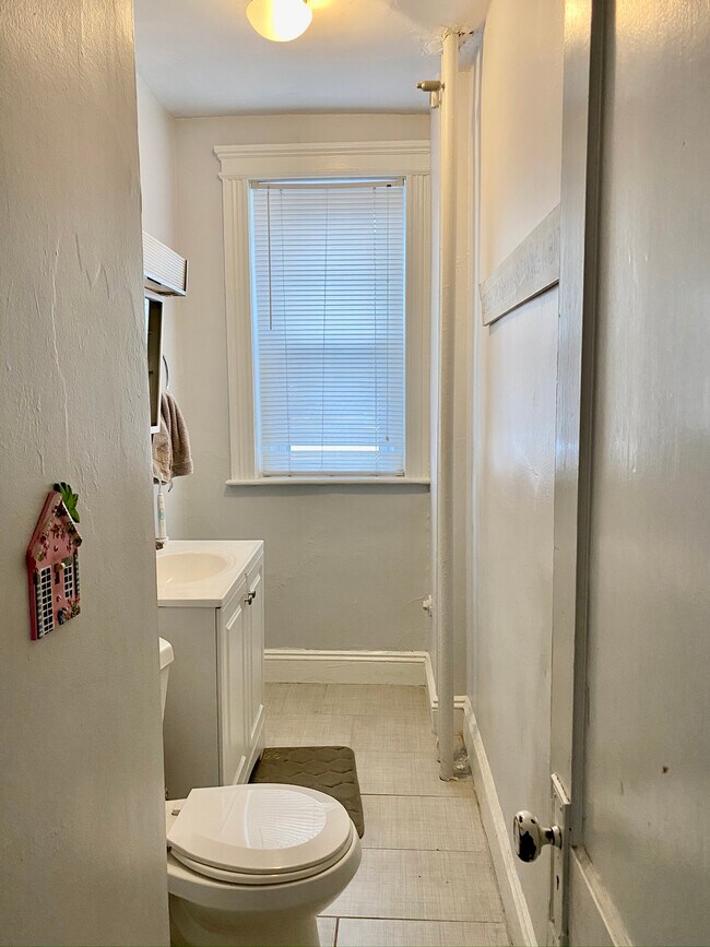 Building Photo - 76 Babcock St