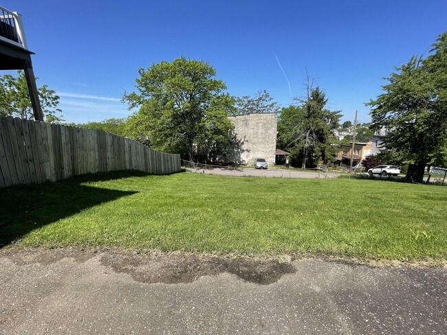 Building Photo - 304 Oneida St