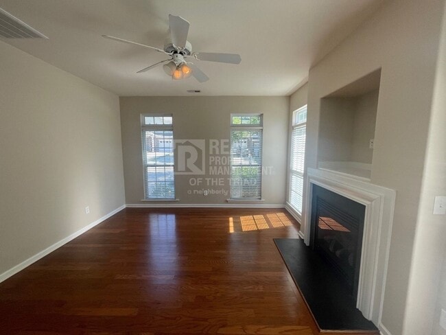 Building Photo - Amazing End Unit 3bd/2.5ba Townhome zoned ...