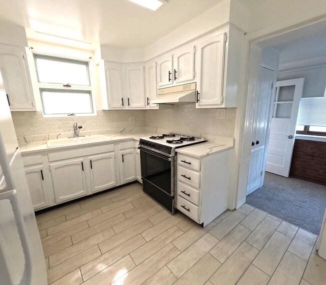 Building Photo - Beautiful Home Lowell Ave.