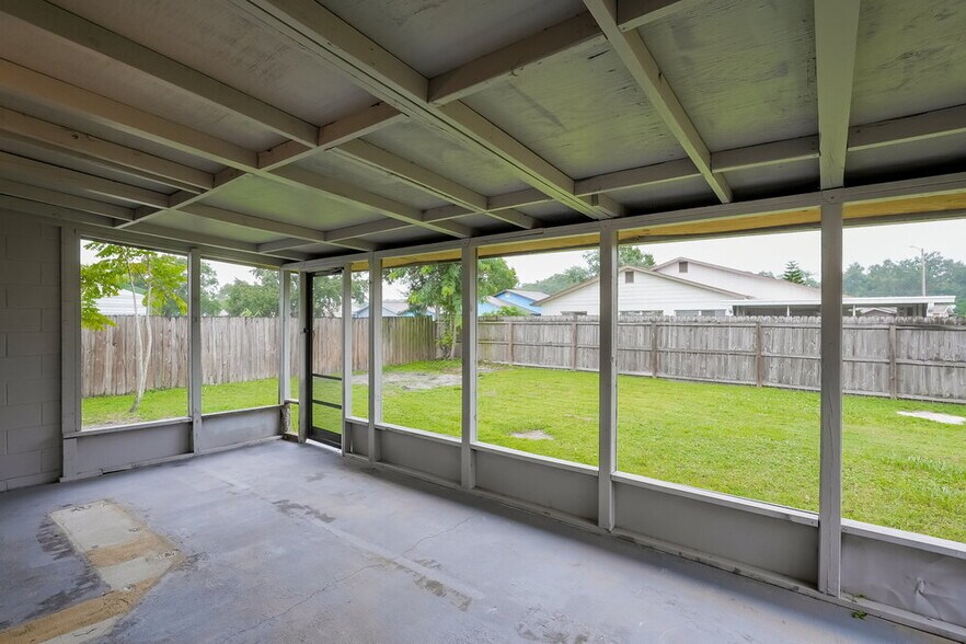 Building Photo - 1402 Thistledown Dr