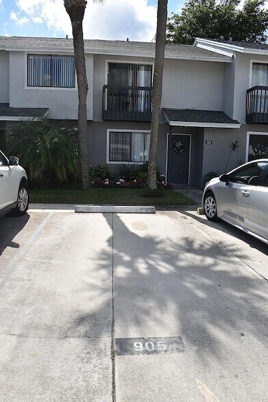 Building Photo - 905 Riverside Dr