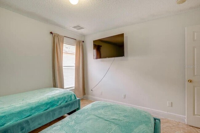 Building Photo - 739 Delancey Dr