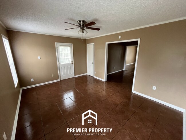 Building Photo - 3 Bedroom Home for Rent in Memphis | Formal Dining Room & Fenced Yard