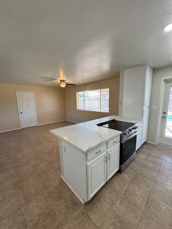Building Photo - Spacious 4bdm 2Ba Tempe Home with New Kitchen and a Pool!