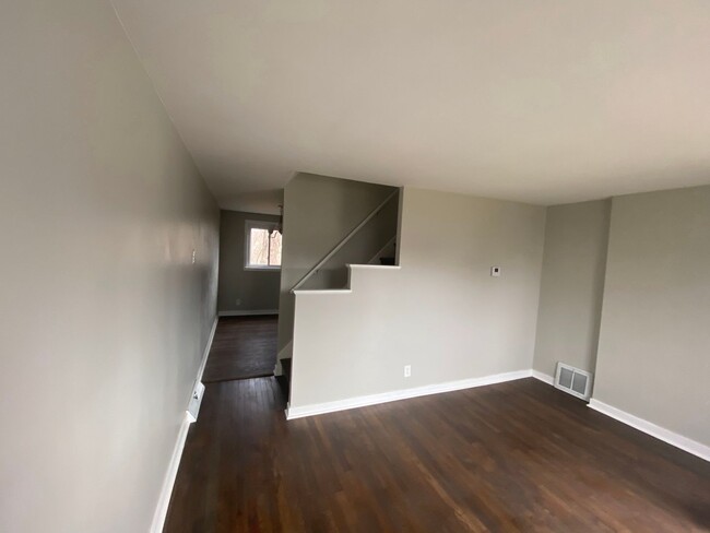 Building Photo - MODERN, TOTALLY UPDATED 2 BEDROOM / 1 BATH...