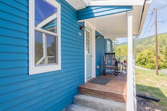 Primary Photo - Charming updated 2 bedroom 1 bath home in ...