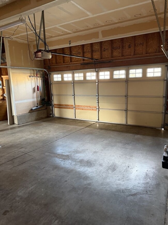 Building Photo - Spacious 3 Bed/2.5 Bath Federal Way Home.