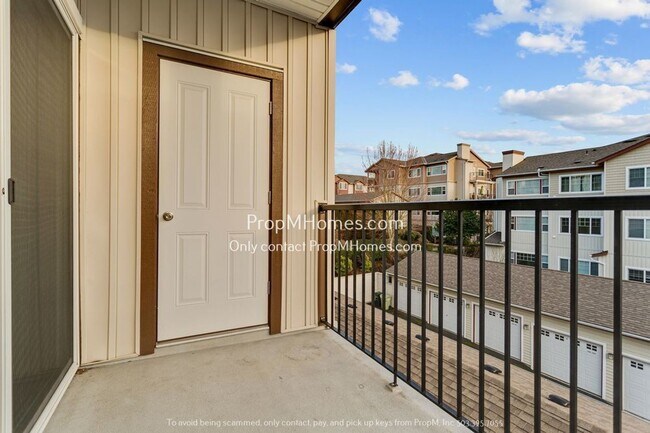 Building Photo - Beautiful Must See Two Bedroom Condo in Ce...