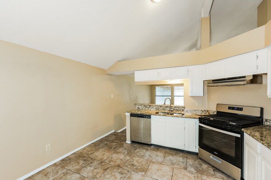 Building Photo - 1705 Cool Springs Dr