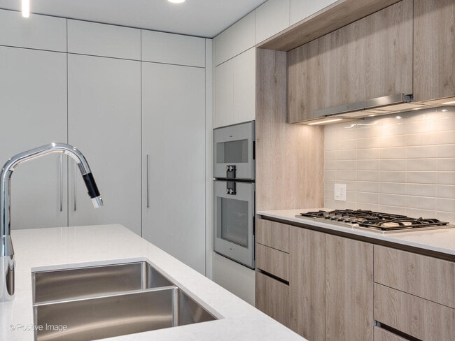 Building Photo - 211 N Harbor Dr