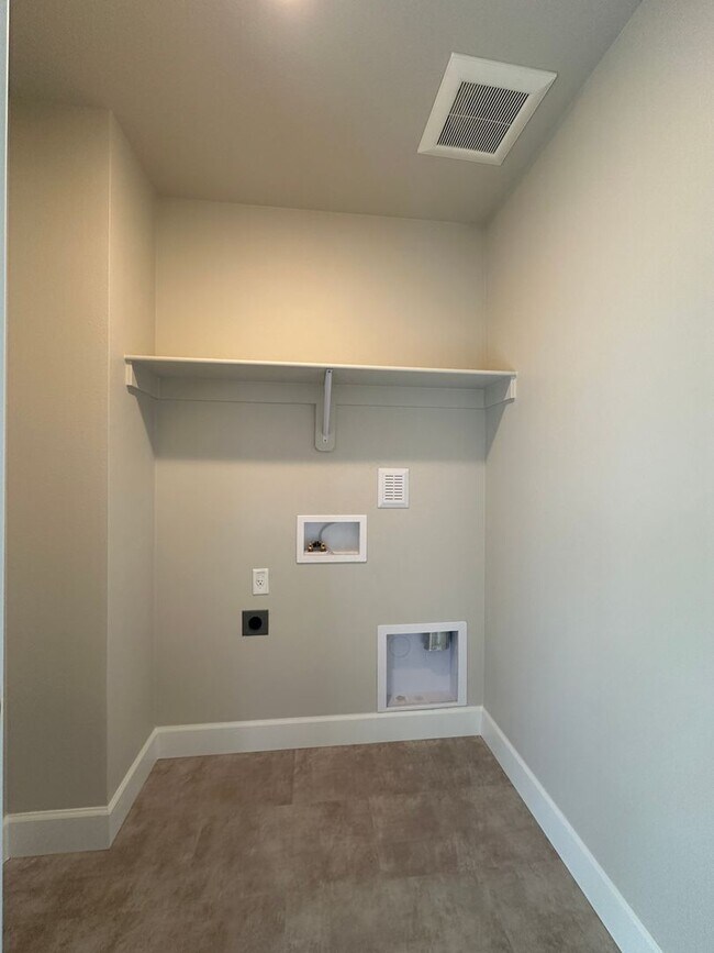 Building Photo - Welcome to this brand-new 3-bedroom, 2.5-bath home located in NW Redmond, OR.