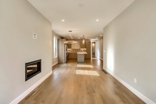 Building Photo - 3 bedroom Townhome + 2 Large Flex Spaces &...