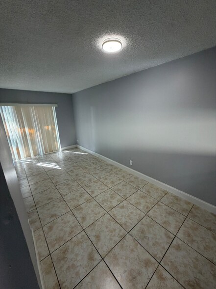 Building Photo - 4136 Lakeside Dr