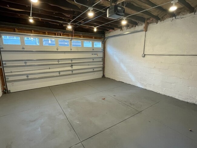 Building Photo - 682 E 42nd St