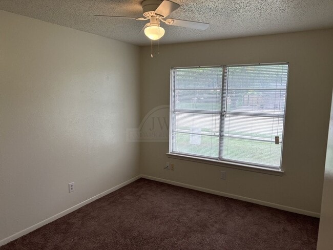 Building Photo - 1811 Janis Dr