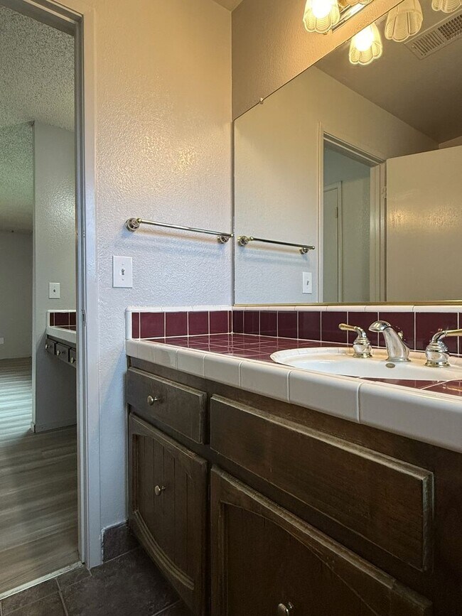 Building Photo - Move in special, Half off first month's re...