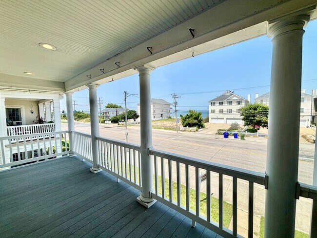 Building Photo - Gorgeous Beach View Home