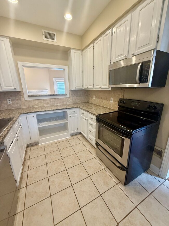 Building Photo - Green Hills living at its best. 2 BR 2.5 B...