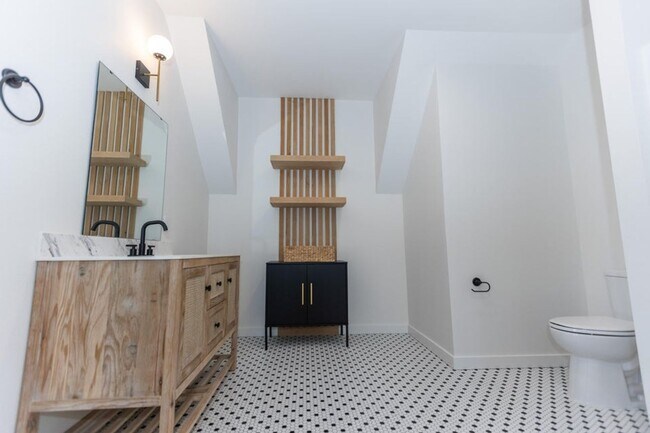 Building Photo - Executive Property located in Republic with a "furnished option" Don't miss this showstopper!!