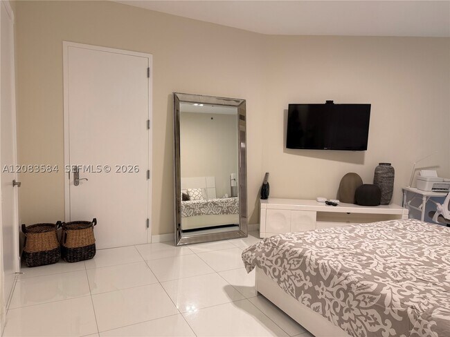 Building Photo - 15811 Collins Ave
