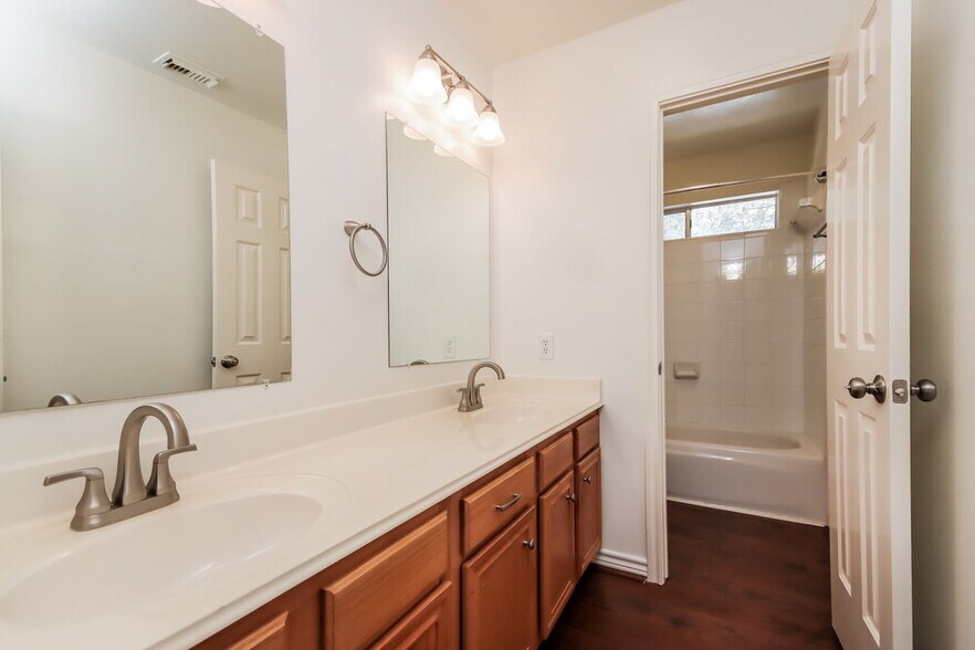 Building Photo - 18607 Timbers Dr