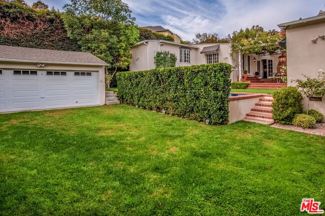 Building Photo - 1285 Sunset Plaza Dr