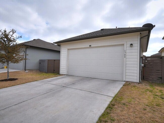 Building Photo - 1708 Arcilla St